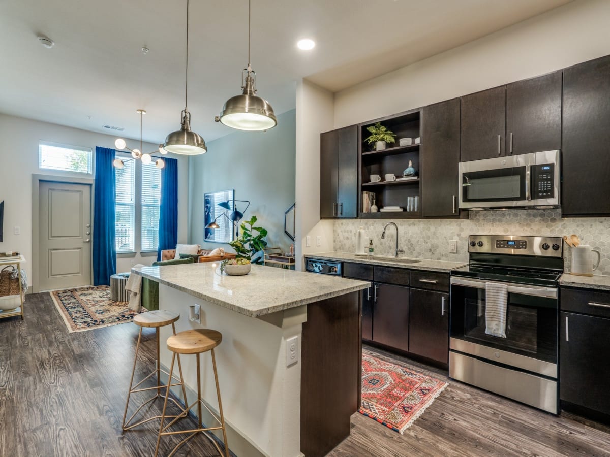 Wallis and Baker Apartments Luxury Apartments Grapevine, TX Townhomes